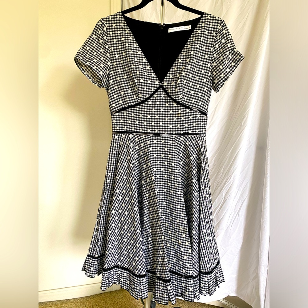 Midi dress. So cute for wine tasting / picnics. Worn only twice !
